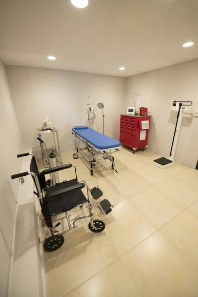 Uma Cama Vazia Quarto Hospital Com Equipamento Médico — Fotografia de Stock