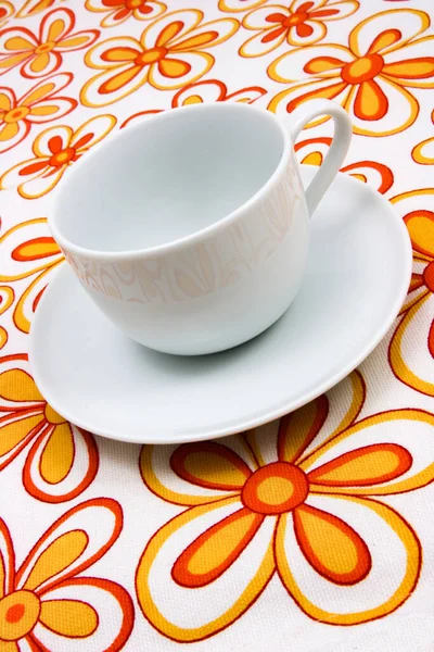 Hermosa Taza Café Blanco Superficie Con Patrón Flores — Foto de Stock