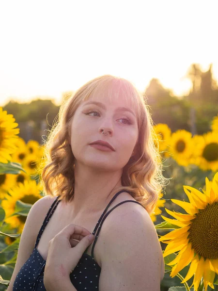 Ett Porträtt Attraktiv Spansk Flicka Som Poserar Solrosfältet Vid Solnedgången — Stockfoto