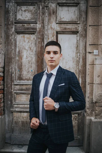 Jeune Homme Affaires Caucasien Costume Cravate Posant Contre Porte — Photo