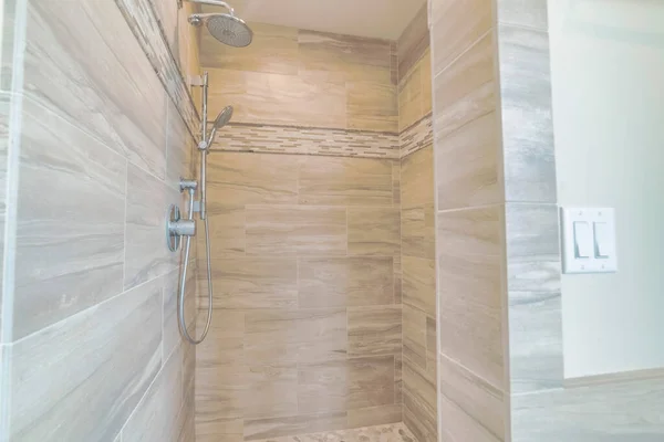 一个有现代木制瓦片墙壁的淋浴区 — 图库照片