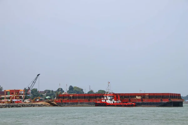 Batam Indonésia Ago 2019 Grande Barca Carga Está Doca Praia — Fotografia de Stock