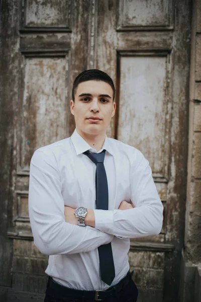 Jeune Homme Affaires Caucasien Cravate Posant Contre Porte — Photo