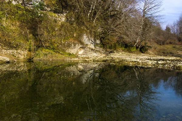 Een Prachtig Uitzicht Een Rivier Omringd Door Rotsen Mos Georgië — Stockfoto