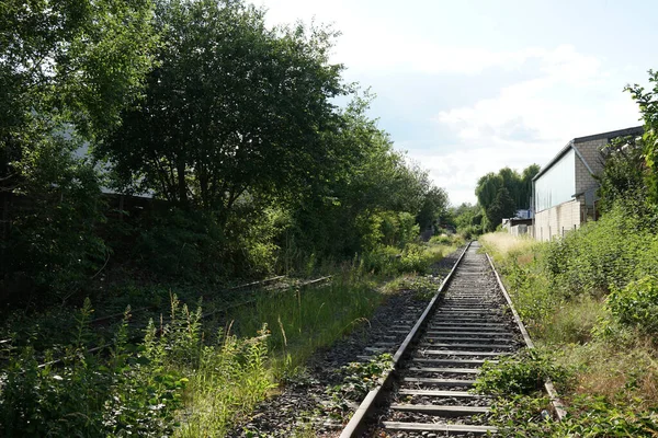 Uma Ferrovia Rural Fundo Edifícios Industriais Antigos Sob Céu Azul — Fotografia de Stock