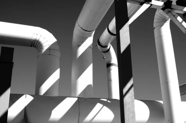 Uma Imagem Escala Cinza Uma Paisagem Industrial Com Oleoduto Grande — Fotografia de Stock