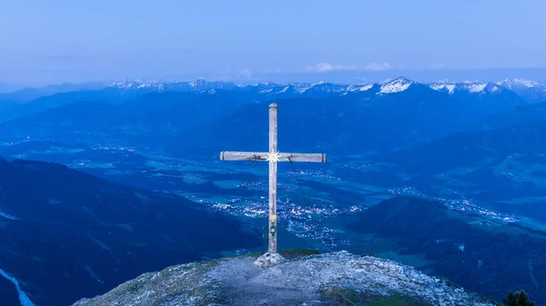Горный Крест Рассвете Вершине Горы Австрии — стоковое фото
