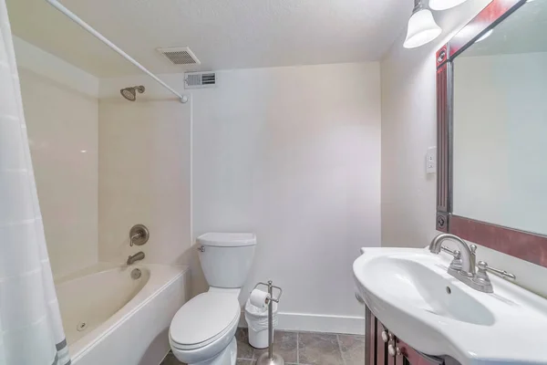 Tuvaleti Küveti Lavabosu Olan Beyaz Bir Banyo — Stok fotoğraf