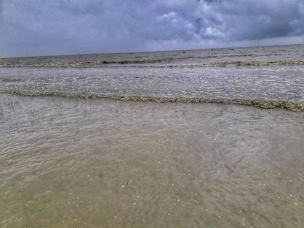 Красивый Вид Морские Волны Пасмурный День — стоковое фото