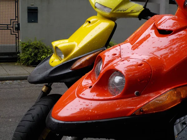 Žluté Červené Platové Přední Sukně Dvou Motorových Skútrů Kapkami Deště — Stock fotografie