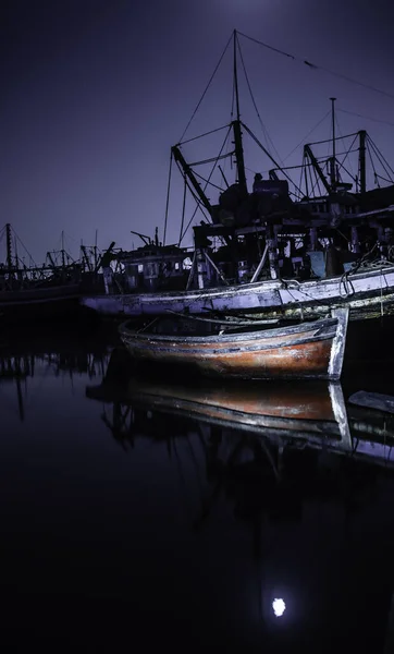 停泊在卡拉奇巴基斯坦渔港的渔船 美丽的时钟是在满月时捕获的 — 图库照片