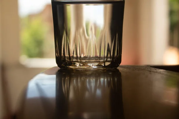 Een Close Shot Van Een Half Vol Glas Water Tafel — Stockfoto