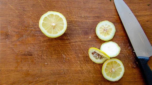 Вид Сверху Нарезанные Лимоны Ножом Деревянной Поверхности — стоковое фото