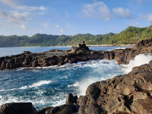 在印度尼西亚爪哇的Wediombo海滩上 巨浪在岩石高原和半岛之间快速流动 并与岩石相撞 — 图库照片