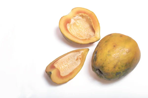 在一个白色背景的完整的芒果旁边的一个切片芒果的顶部视图 — 图库照片
