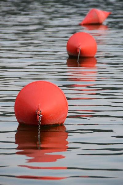 Plan Vertical Trois Bouées Rouges Flottant Surface Une Rivière — Photo