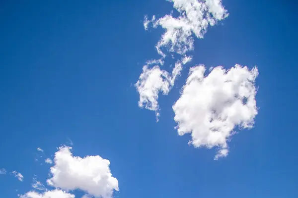 Tiro Ângulo Baixo Céu Azul Com Nuvens Fofas Para Fundos — Fotografia de Stock