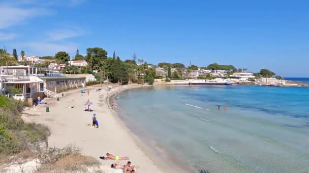 Strandlandschaft Umgeben Von Meer Und Gebäuden Einem Sonnigen Tag Fontane — Stockvideo