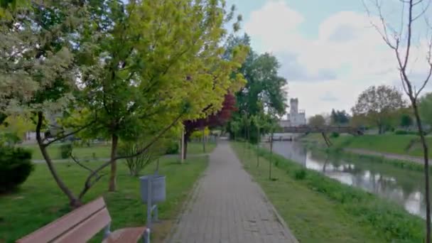 Pavimento Parque Parcul Uzinei Rodeado Por Vegetação Rio Timisoara Roménia — Vídeo de Stock