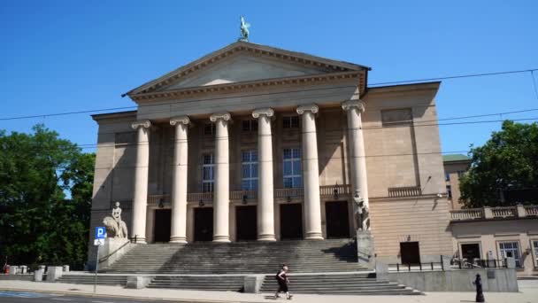 Fotgängare Passerar Grand Theater Byggnaden Stadens Centrum — Stockvideo