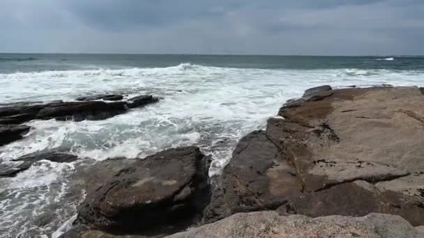 Скелясте Узбережжя Хвилясте Море Сонячний День — стокове відео