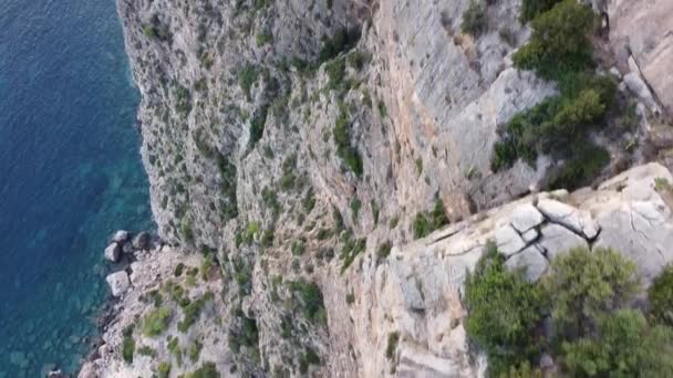 Hで撮影されたスペインの曇った空の下でE Vedraの海に囲まれた岩の崖の無人偵察機ビュー — ストック動画