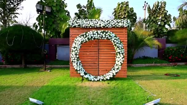 Mooie Buitendecoratie Met Witte Bloemen Voor Een Trouwdag — Stockvideo
