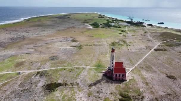 昼間にクラインキュラソー島の建物のHd空撮 カメラは上に移動します — ストック動画