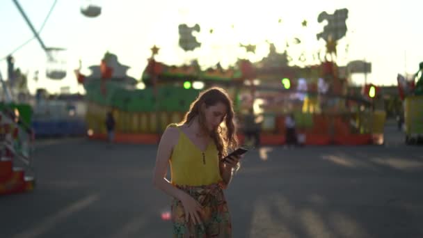 Ein Schönes Kaukasisches Mädchen Macht Einem Sommertag Ein Selfie Freizeitpark — Stockvideo