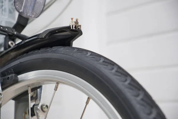 Two Miniature People Sit Fender Bicycle Front Tire — Stock Photo, Image