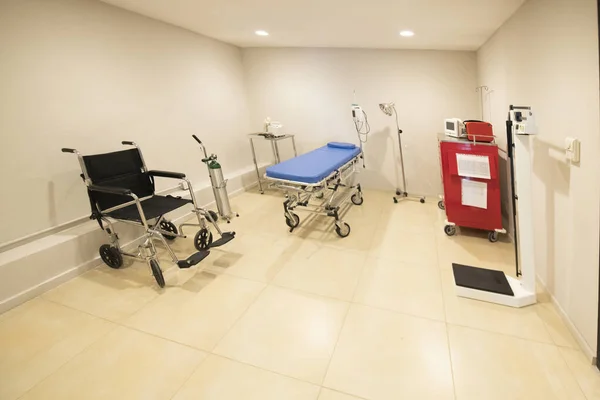 Ein Leeres Bett Einem Krankenhauszimmer Mit Medizinischen Geräten — Stockfoto