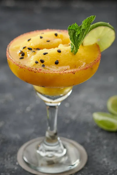 Eine Vertikale Aufnahme Eines Gelben Matschigen Cocktails Einem Glas — Stockfoto