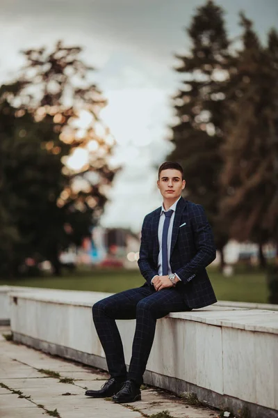 Caucasian Young Businessman Suit Tie Sitting Park — Foto Stock