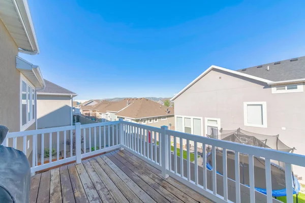 Una Terraza Madera Bajo Cielo Azul Claro Con Vistas Barrio —  Fotos de Stock