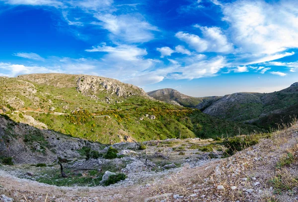 Hipnotyzujący Widok Parnitha Góra Pasmo Pod Błękitnym Zachmurzonym Niebem Grecji — Zdjęcie stockowe