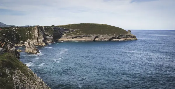 スペインの崖による海の美しい風景 — ストック写真