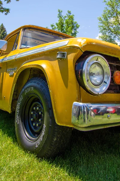 Вертикальний Варіант Старовинного Жовтого Автомобіля — стокове фото