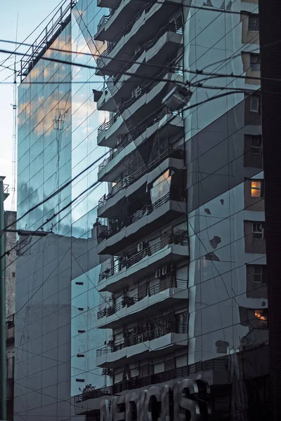 Tiro Vertical Edifício Vidro Reflexivo Moderno — Fotografia de Stock