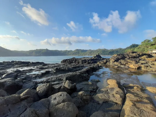 在印度尼西亚爪哇的Wediombo海滩 美丽的极端地形来自岩石海岸 岩石高原 水坑里充满了波浪 — 图库照片