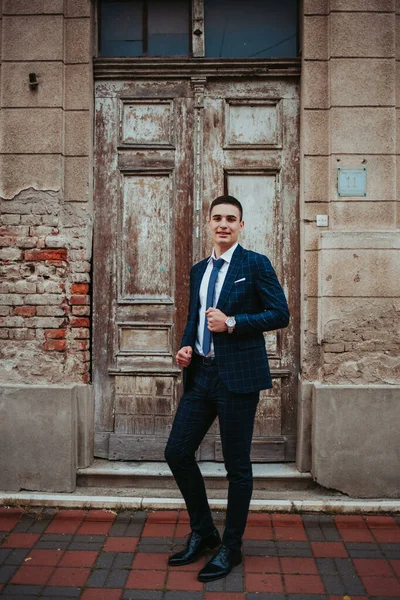 Caucasian Young Businessman Suit Tie Posing Door — Foto Stock