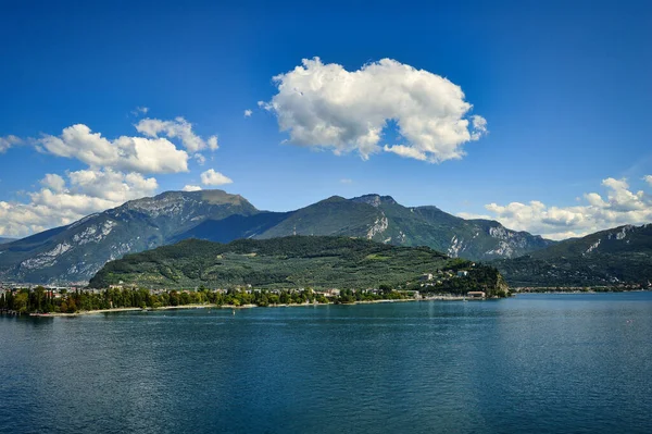 Bela Paisagem Riva Del Garda Itália Garda Lago Com Monte — Fotografia de Stock