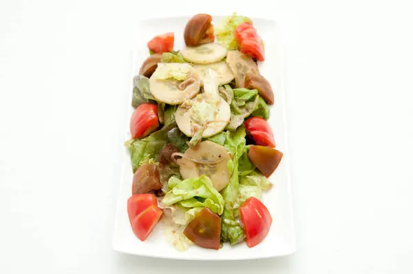 白い背景に健康的なおいしいサラダのプレートの高い角度のショット — ストック写真
