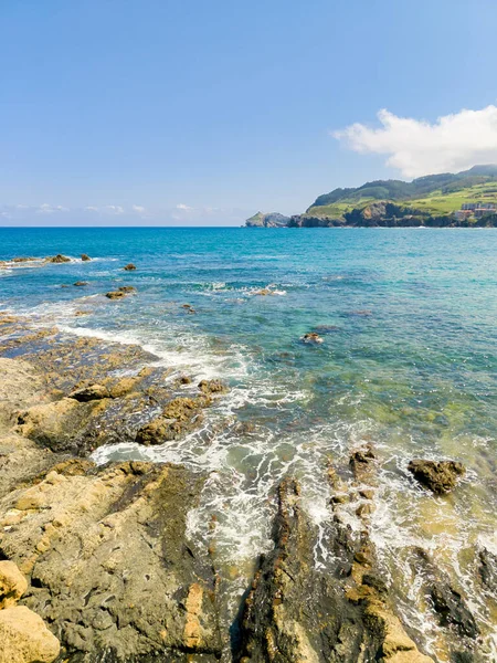 Colpo Beato Del Mare Visto Attraverso Rocce Costiere Sotto Cielo — Foto Stock