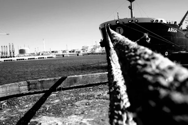 Graustufenaufnahme Eines Frachtschiffes Das Pier Festgemacht Hat — Stockfoto