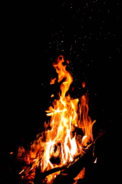 Yanan Büyük Bir Şenlik Ateşinin Dikey Çekimi — Stok fotoğraf