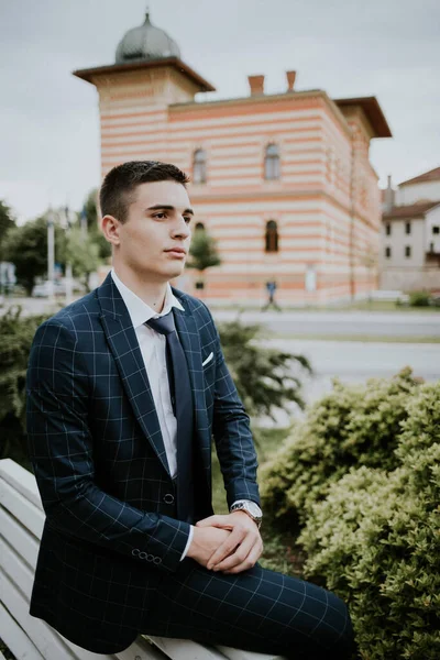 Jeune Homme Affaires Caucasien Costume Cravate Assis Plein Air — Photo