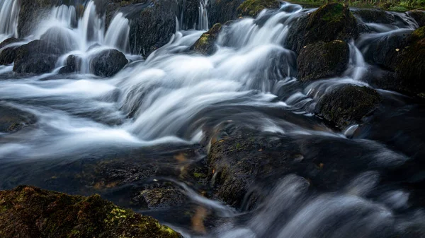 Вид Річковий Водоспад Ефектом Гладкої Води Скелями Покритими Мохом — стокове фото