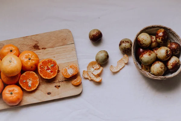 Egy Felülnézeti Felvétel Egy Fehér Asztalról Tele Mandarinnal Más Gyümölcsökkel — Stock Fotó
