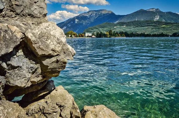 Turquoise Blue Water Garda Lake Stone Wall Front Mountains Town — Fotografia de Stock