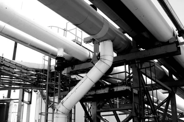 Een Grijswaarden Opname Van Een Industrieel Landschap Met Een Grote — Stockfoto